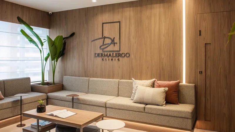 Sala de espera com logo Dermalergo Clinic na parede
